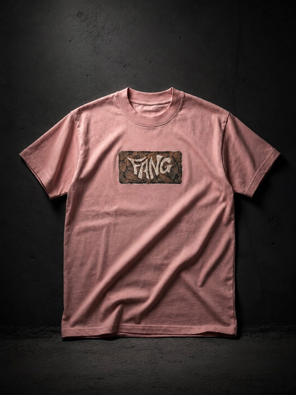 Camiseta FANG SYNDICATE – serigrafía logobox efecto barro frontal, streetwear Valencia, edición limitada First Bite