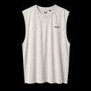 Camiseta sin mangas color hueso (beige), 100% algodón. Oversized. Vista por la parte frontal. Lleva el logo de fang en la parte del corazón en color gris oscuro.