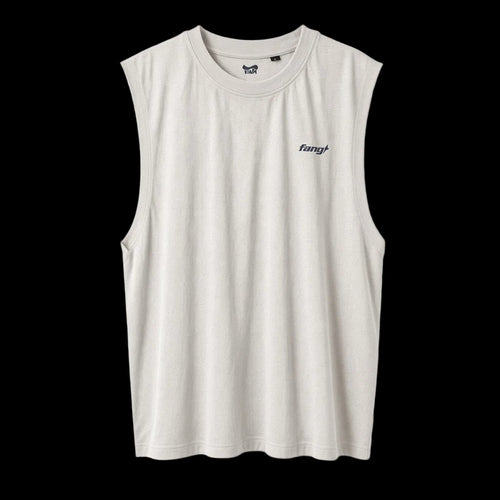 Camiseta sin mangas color hueso (beige), 100% algodón. Oversized. Vista por la parte frontal. Lleva el logo de fang en la parte del corazón en color gris oscuro.