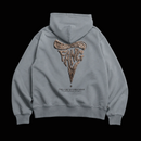 Sudadera gris con capucha de algodón 100% de 400gsm, con el isotipo en la espalda de fang con textura de barro cuarteado.