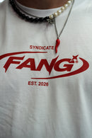detalle de la camiseta sello en blanco, cuelgan dos collares, uno con un peperoncino napolitano.
