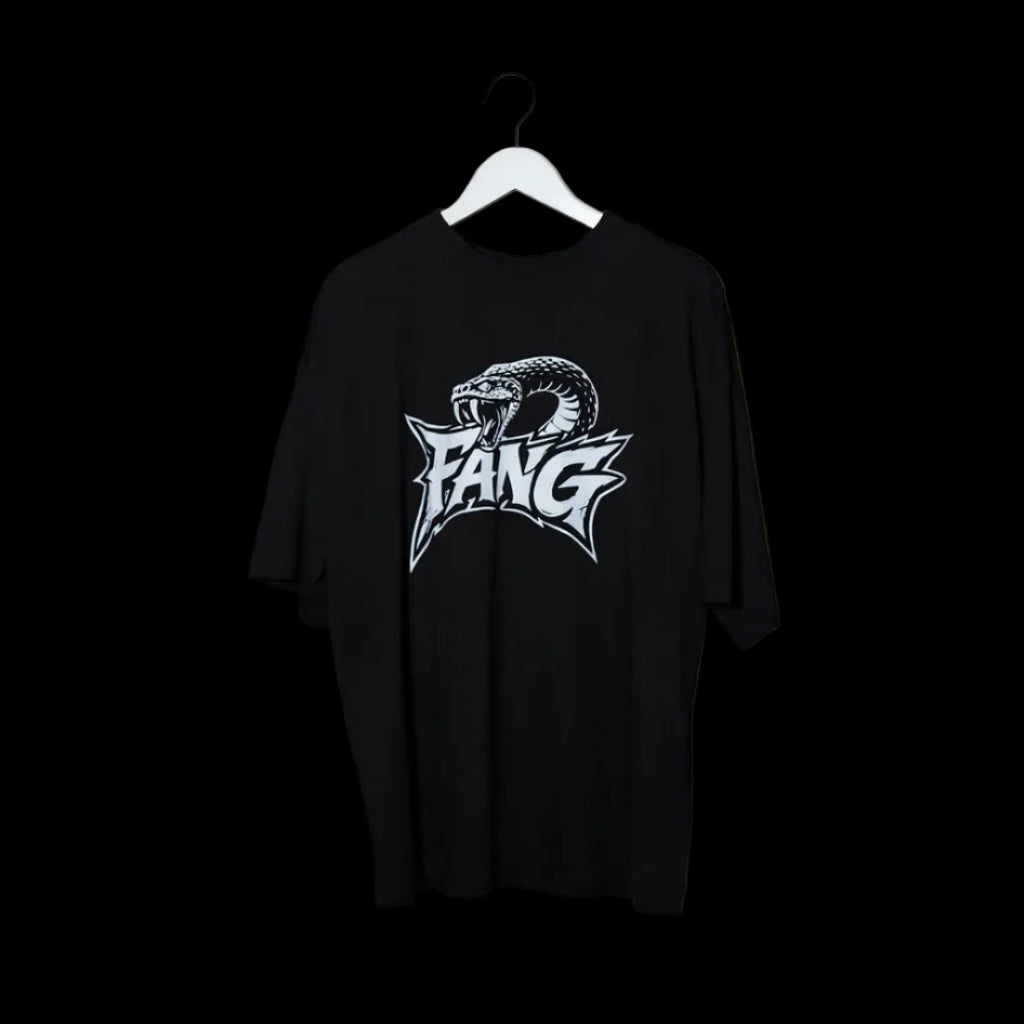 camiseta negra muda de fang syndicate, colgada de percha blanca. logo de serpiente en estado de ataque y logo fang brutalista en blanco. 200g valencia streetwear costa este