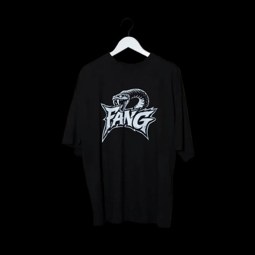 camiseta negra muda de fang syndicate, colgada de percha blanca. logo de serpiente en estado de ataque y logo fang brutalista en blanco. 200g valencia streetwear costa este