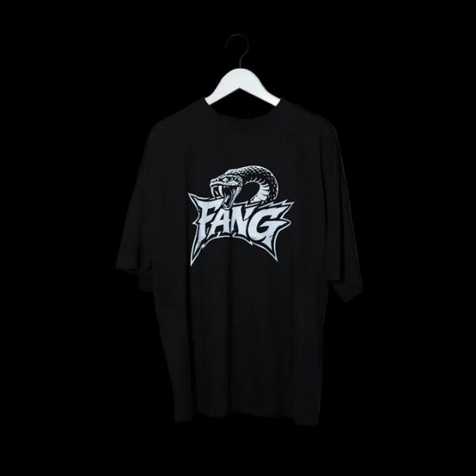camiseta negra muda de fang syndicate, colgada de percha blanca. logo de serpiente en estado de ataque y logo fang brutalista en blanco. 200g valencia streetwear costa este