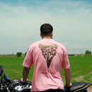 Camiseta FANG Syndicate rosa con logo colmillo en espalda en l'Hortade l'Albufera de Valencia
