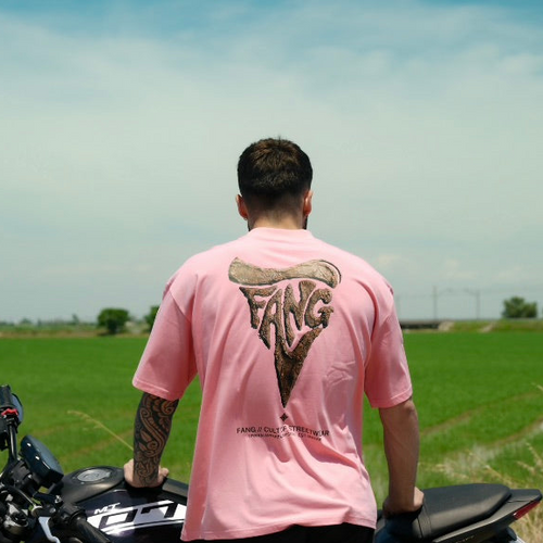 Camiseta FANG Syndicate rosa con logo colmillo en espalda en l'Hortade l'Albufera de Valencia

