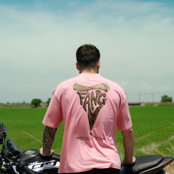 Camiseta FANG Syndicate rosa con logo colmillo en espalda en l'Hortade l'Albufera de Valencia
