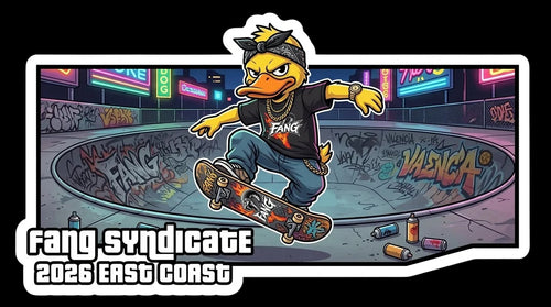 pegatina de un pato patinando en un skate park de valencia, con grafitis y anuncios de neones. el pato lleva la camiseta negra la muda de fang Syndicate intervenida manualmente con pintura textil, formando una llama con la forma de la comunidad valenciana.