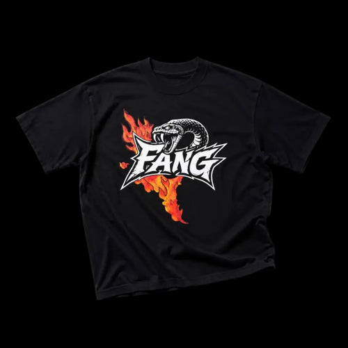 camiseta la muda, negra de algodón 100% con logo de serpiente y logo fang brutalista en el pecho. pintada a mano con pintura textil una a una, personalizada con una llama.