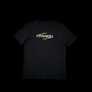 camiseta sello en negro, parte frontal, logo oval en el pecho, color amarillo/oro, corte regular, 100% algodón costa este valencia
